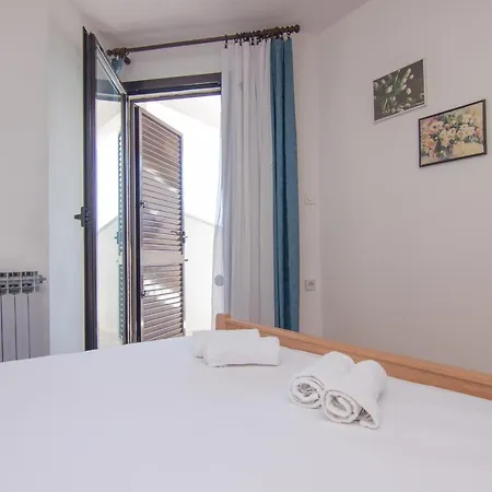 Apartmani Dekanic Krk Krk Town Exterior photo